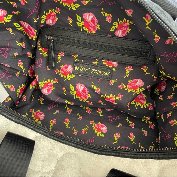 Betsey Johnson: Weekender Duffel Bag Faux Leather White & Black Quilted Hearts - Picture 4 of 8
